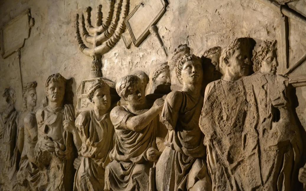 העתק התבליט (המשוחזר) המוצב במוזיאון בית התפוצות של תבליט שער טיטוס