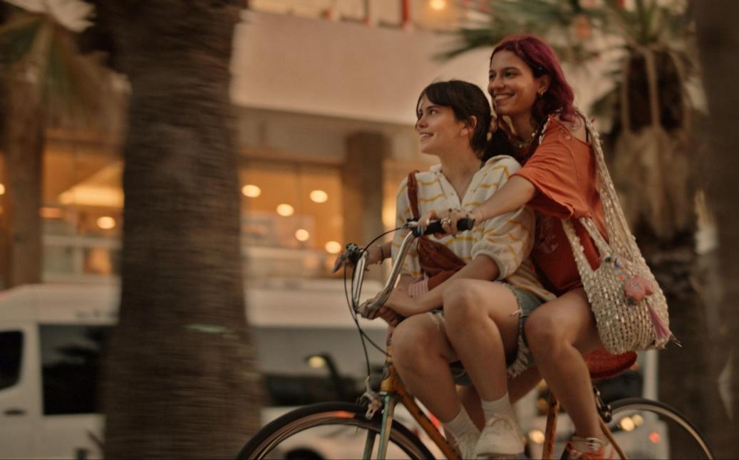 פריים מתוך הסרט קרוב אלי